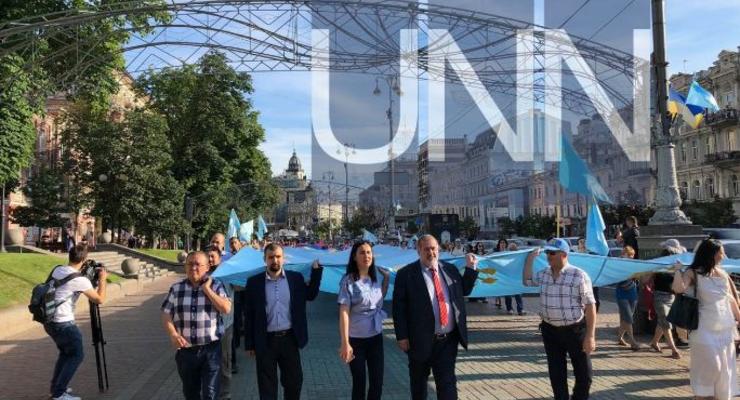 В Киеве пронесли крымскотатарский флаг