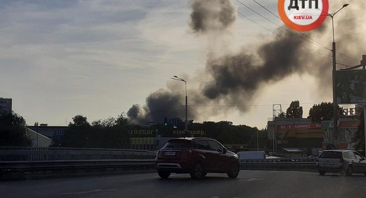 Под Киевом на складах ТЦ "Ашан" случился масштабный пожар: ликвидировать огонь не могут