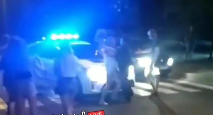 В Харькове девушка избила патрульного