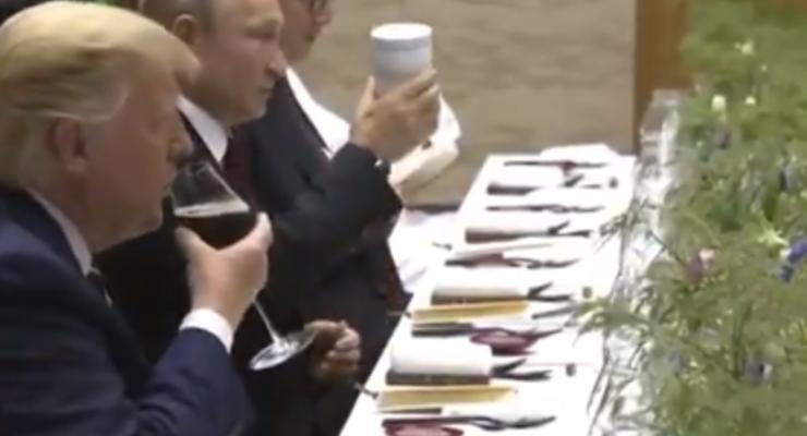 Что в кружке?: Путин пришел на официальный ужин со своей термокружкой