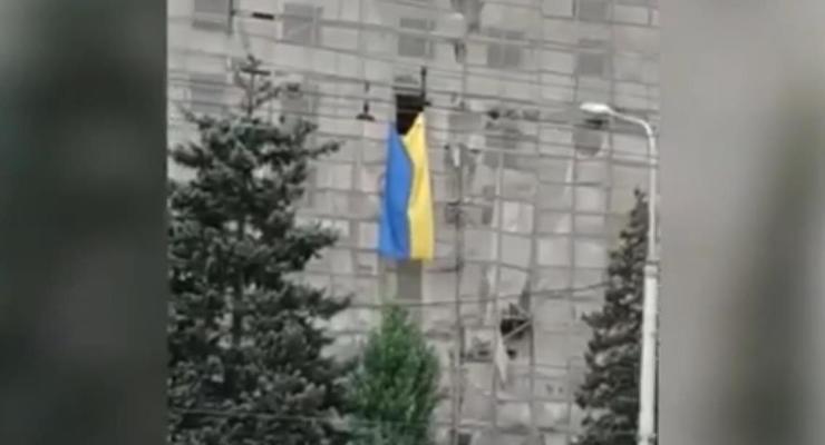 В центре Донецка повесили флаг Украины и включили гимн - СМИ