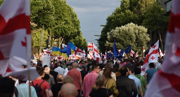 Жена Саакашвили возглавила протестный марш в Тбилиси