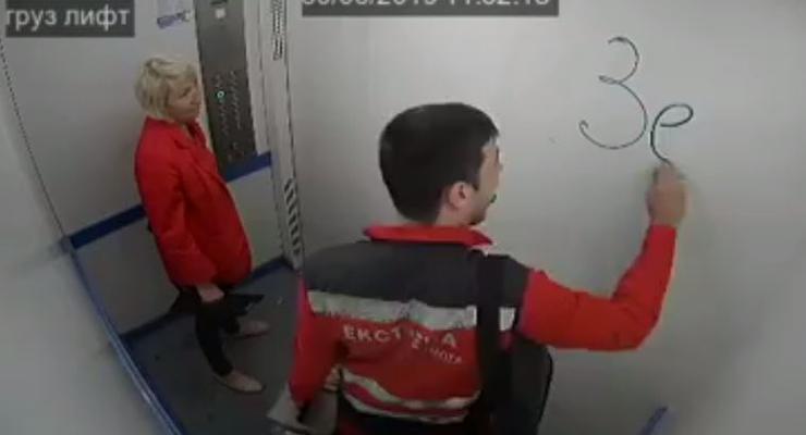 Камера засняла, кто расписывает киевские лифты агитацией за действующего президента