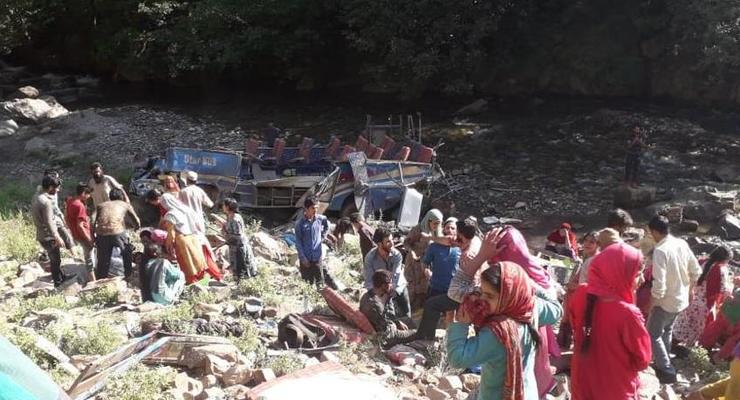 В Индии автобус рухнул в ущелье: 30 погибших