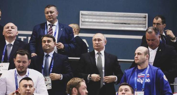 Украинский боксер заставил Путина подняться под гимн Украины