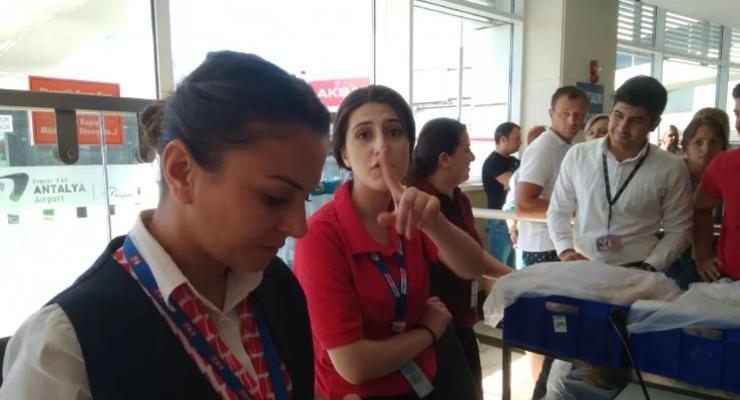 Украинских туристов заблокировали в аэропорту Анталии