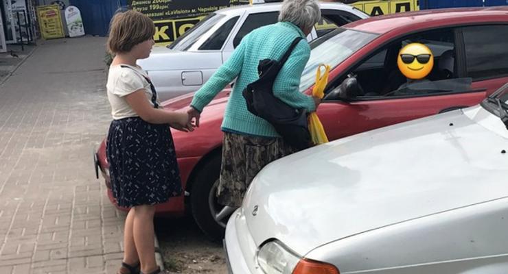 Самая старшая мама Украины просит милостыню на улицах Чернигова вместе с дочкой