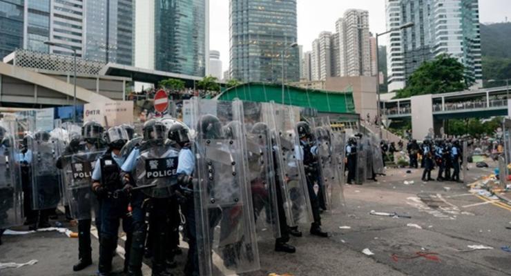 Протесты в Гонконге: штурм админзданий и  красный уровень тревоги