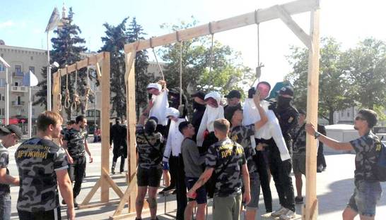 В Харькове активисты установили виселицы