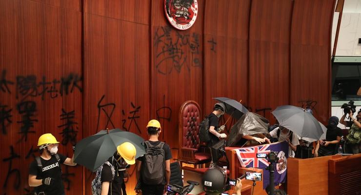 Протестующие в Гонконге ворвались в здание парламента