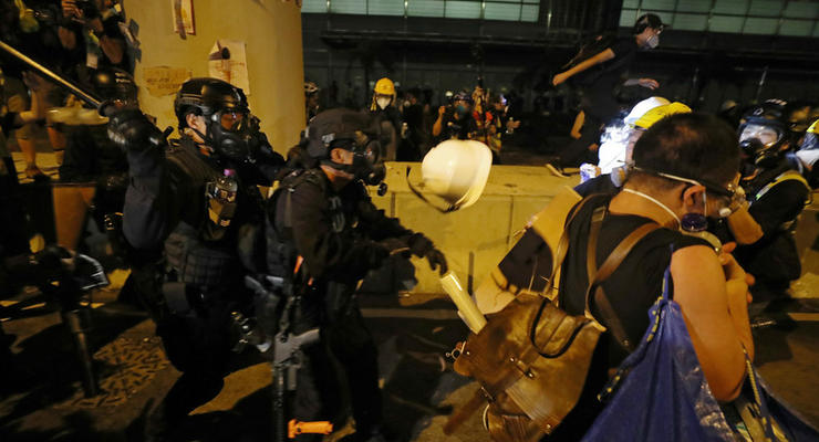 В Гонконге полиция начала разгон протестующих