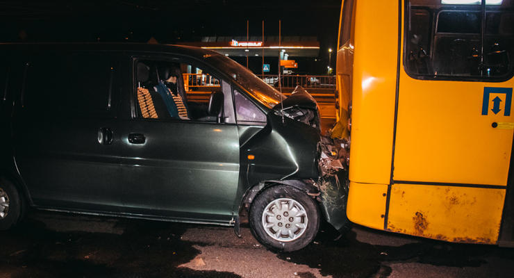 В Киеве авто влетело в автобус с пассажирами и загорелось