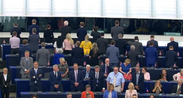Депутаты партии Brexit демонстративно отвернулись, услышав гимн ЕС
