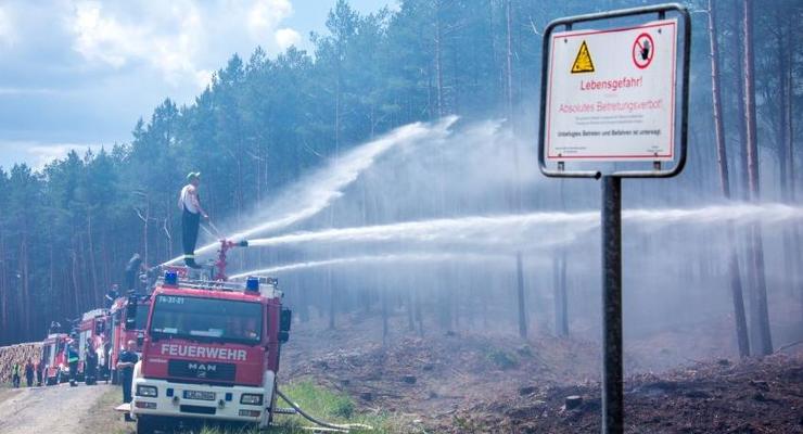 Масштабный лесной пожар бушует на севере Германии