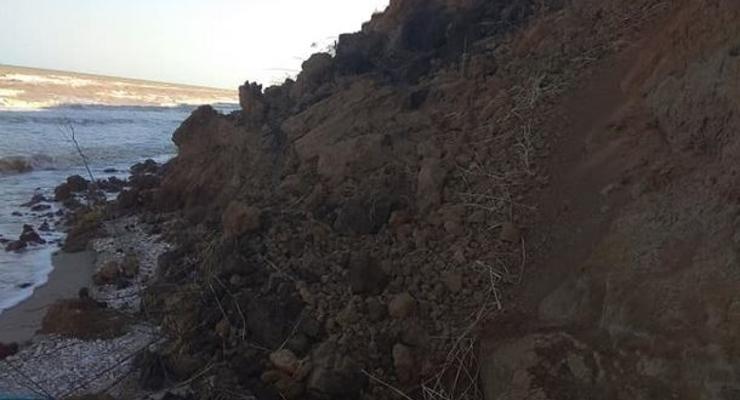 На одном из курортов Азовского моря обвал грунта завалил пляжи