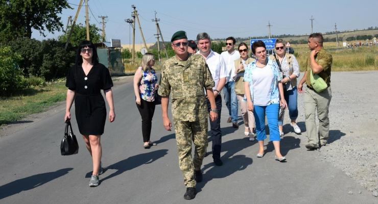 Делегация из Грузии посетила пункт пропуска на Донбассе