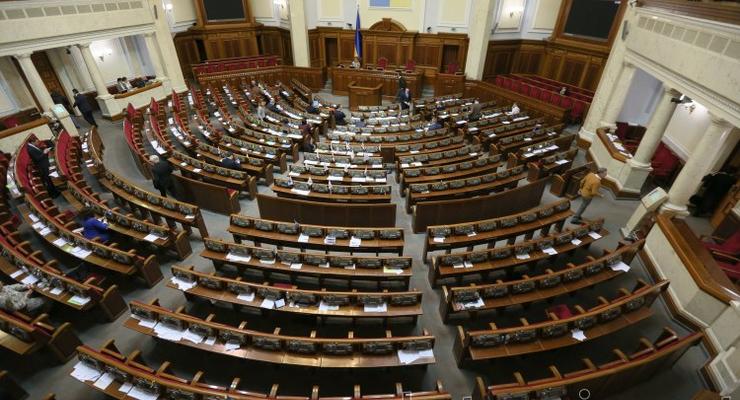 "Лето же!": в Раде второй день подряд присутствует лишь 50 депутатов
