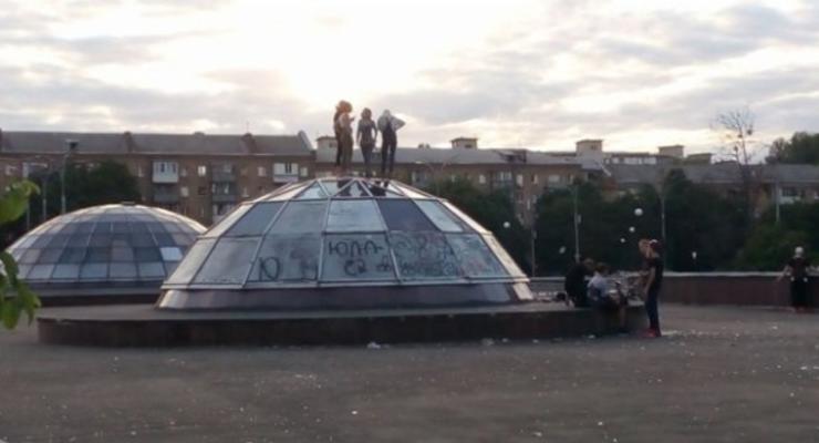 В столице пьяные подростки устроили опасные танцы на крыше
