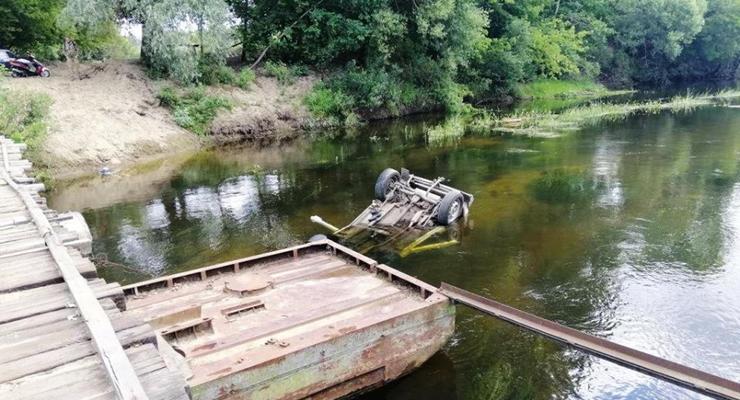В Черниговской области автомобиль упал с моста в реку