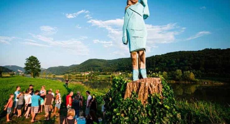 В Словении появилась деревянная статуя Мелании Трамп