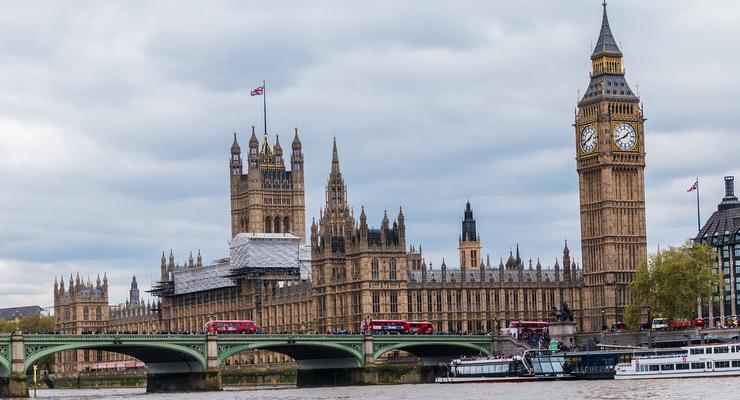 Катер с туристами протаранил Вестминстерский мост в Лондоне
