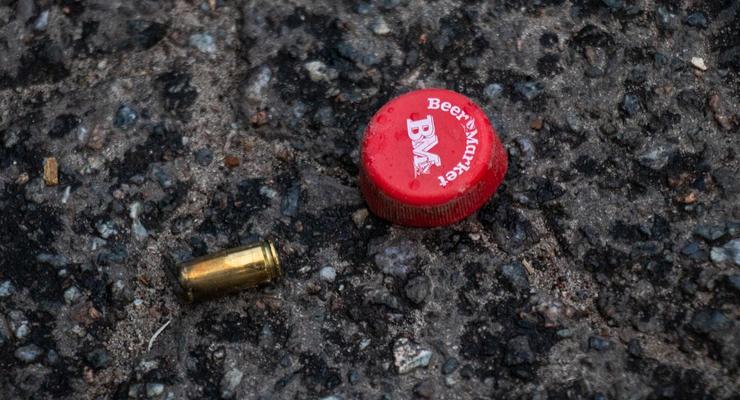 В Киеве мужчина открыл стрельбу из пистолета по троим парням
