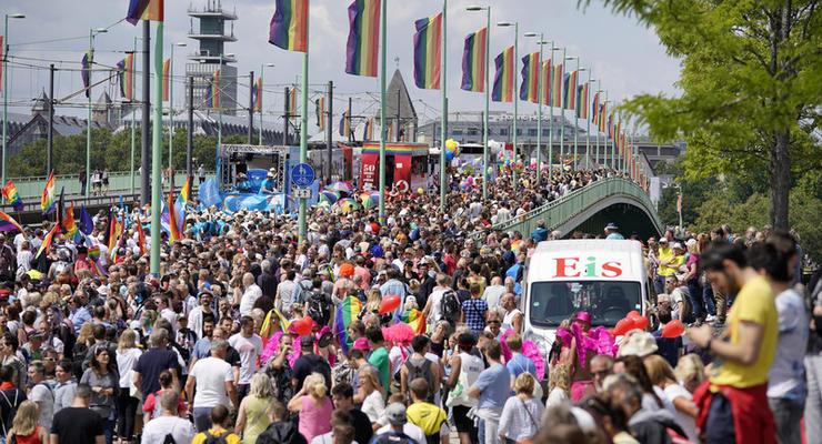 На гей-прайд в Кельне вышли более миллиона человек