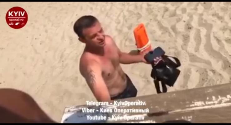 В Киеве на пляже пьяные хулиганы нападали на людей