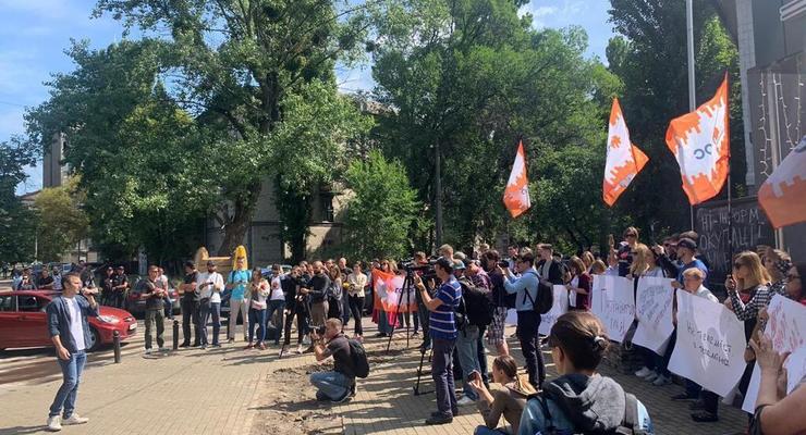Активисты пикетируют у NewOne из-за телемоста с РФ