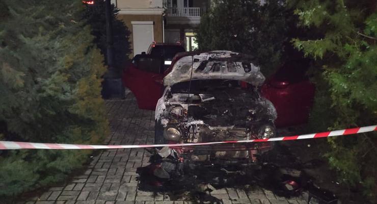 В Херсоне сожгли авто доверенного лица кандидата в нардепы