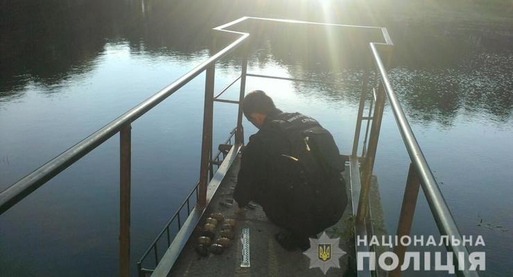 Во Львове в озере нашли 11 боевых гранат