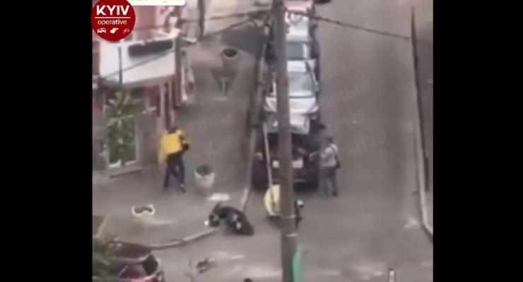 "Не поделили дорогу": Два курьера Glovo устроили на улице кулачный бой
