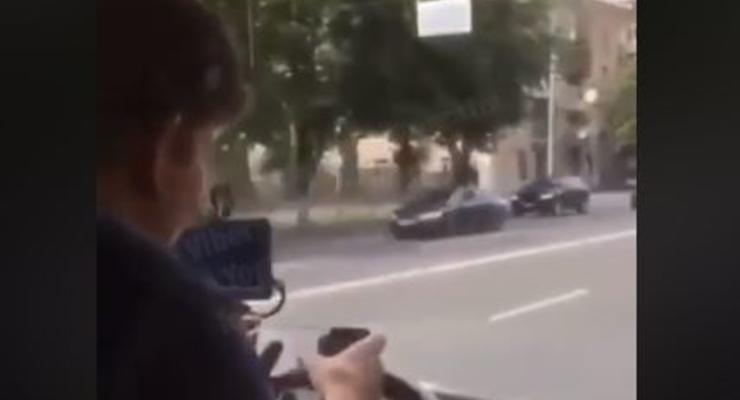 В Киеве водитель автобуса за рулем играл в игру на смартфоне