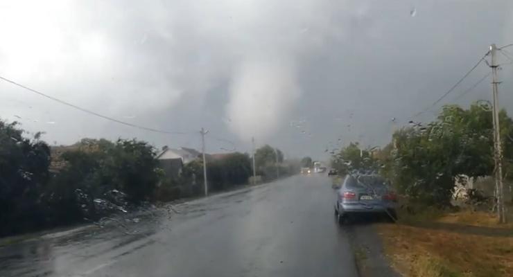 Мощный торнадо на Закарпатье сняли на видео