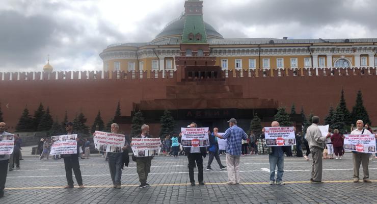Под Кремлем активисты пытались провести пикет в защиту крымских татар