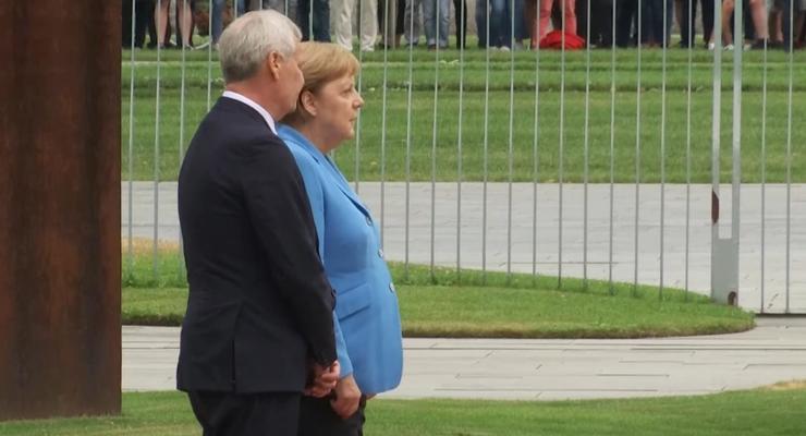 Меркель в третий раз испытала приступ дрожи