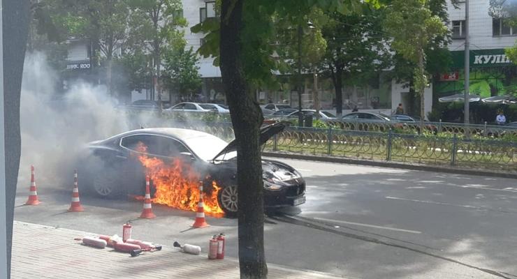 В центре Киева на ходу загорелся элитный Maserati