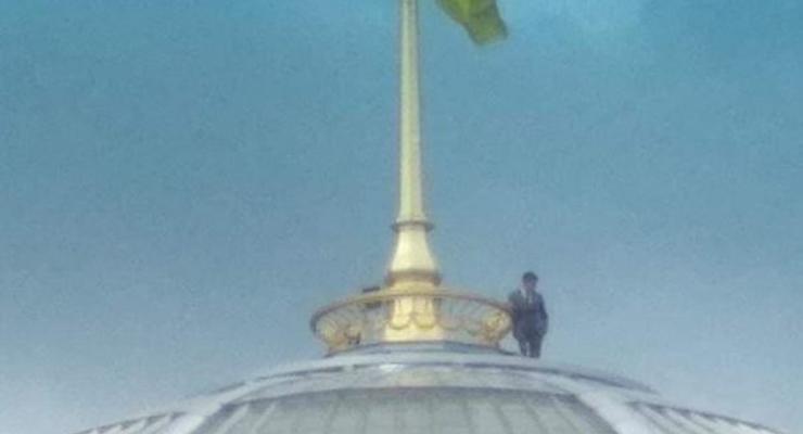 Зеленский залез на купол ВРУ: "Ждет просьбы электората", шутят соцсети