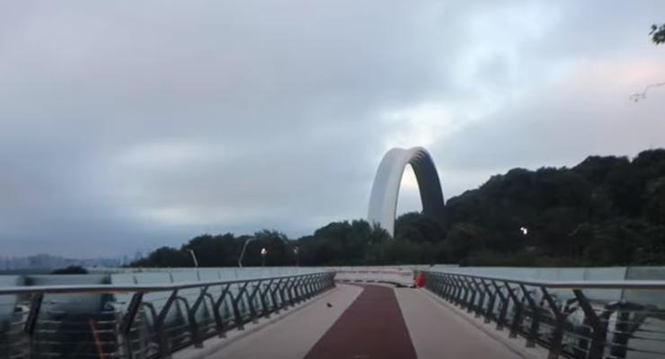 В Киеве на "стеклянном" мосту появилась новая трещина и ослабли тросы