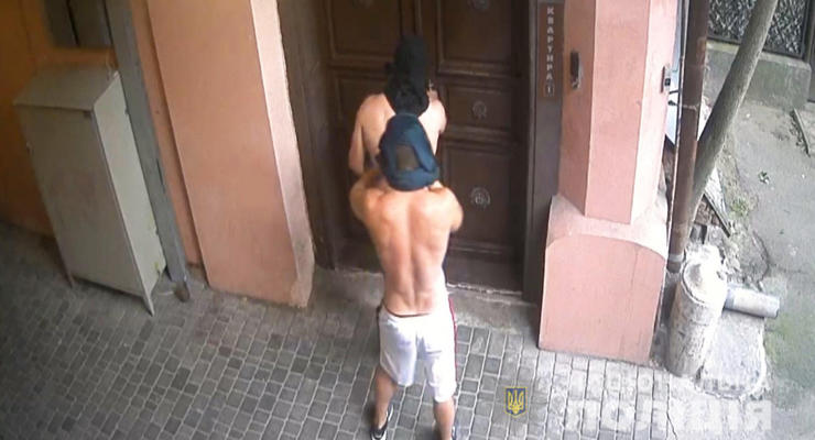 В Одессе мужчины с голыми торсами ограбили туристов