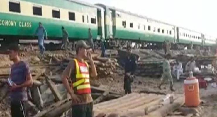 Пассажирский и грузовой поезда столкнулись в Пакистане: 11 погибших