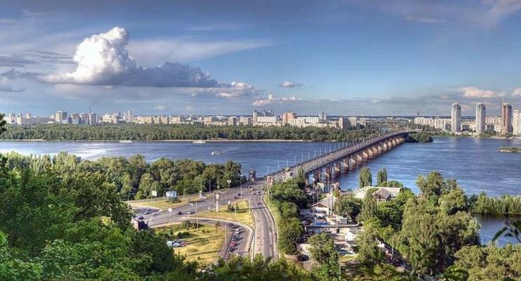 На мост Патона вышли протестующие: Киевляне требуют прекратить загрязнение Днепра