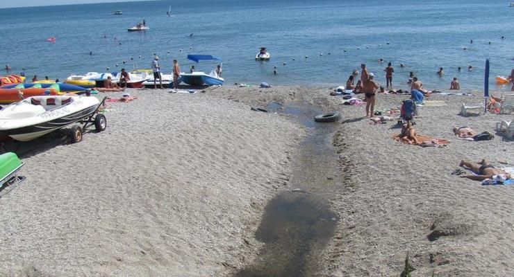 В Коктебеле канализационные стоки заливают акваторию пляжа - соцсети
