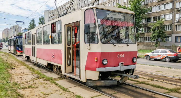 В киевском трамвае отказали тормоза: В панике пассажиры выпрыгивали прямо на ходу
