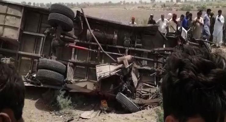 В Пакистане 10 человек погибли в ДТП с автобусом