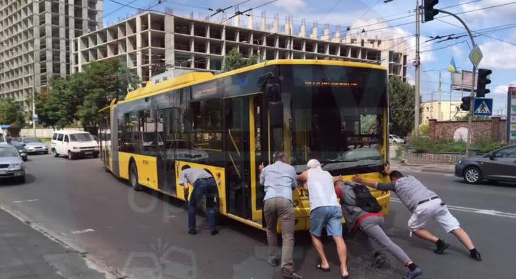 В Киеве пассажиры толкали сломавшийся троллейбус