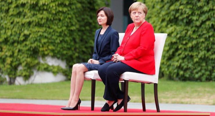 На встрече с премьером Молдовы Меркель сидя слушала гимн