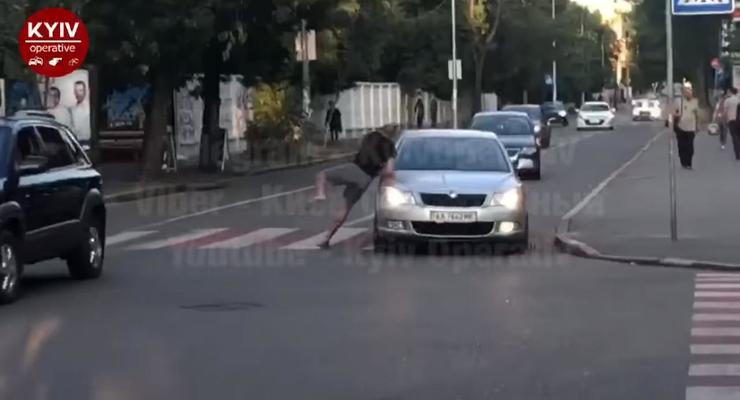 В Киеве на Подоле неадекватный мужчина бросался под автомобили