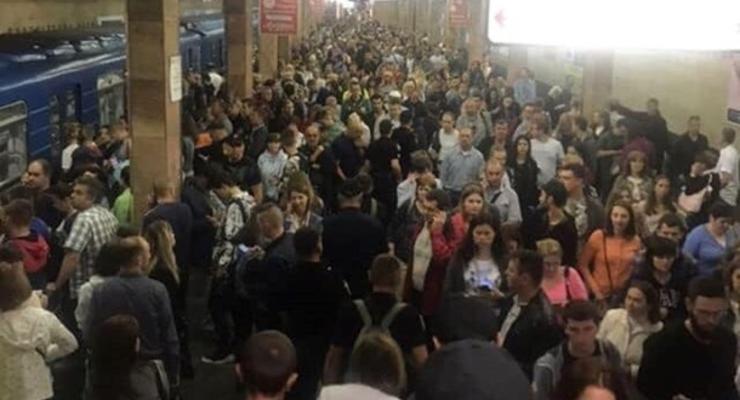 В киевском метро останавливали поезда из-за падения человека на рельсы