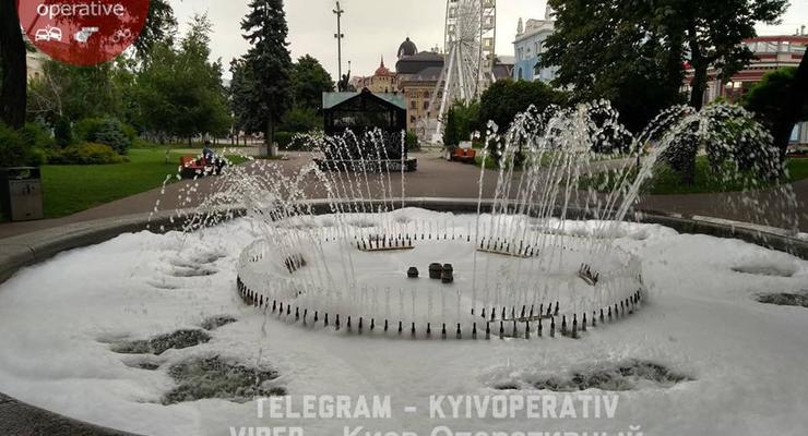 В Киеве на Контрактовой площади "запенился" фонтан